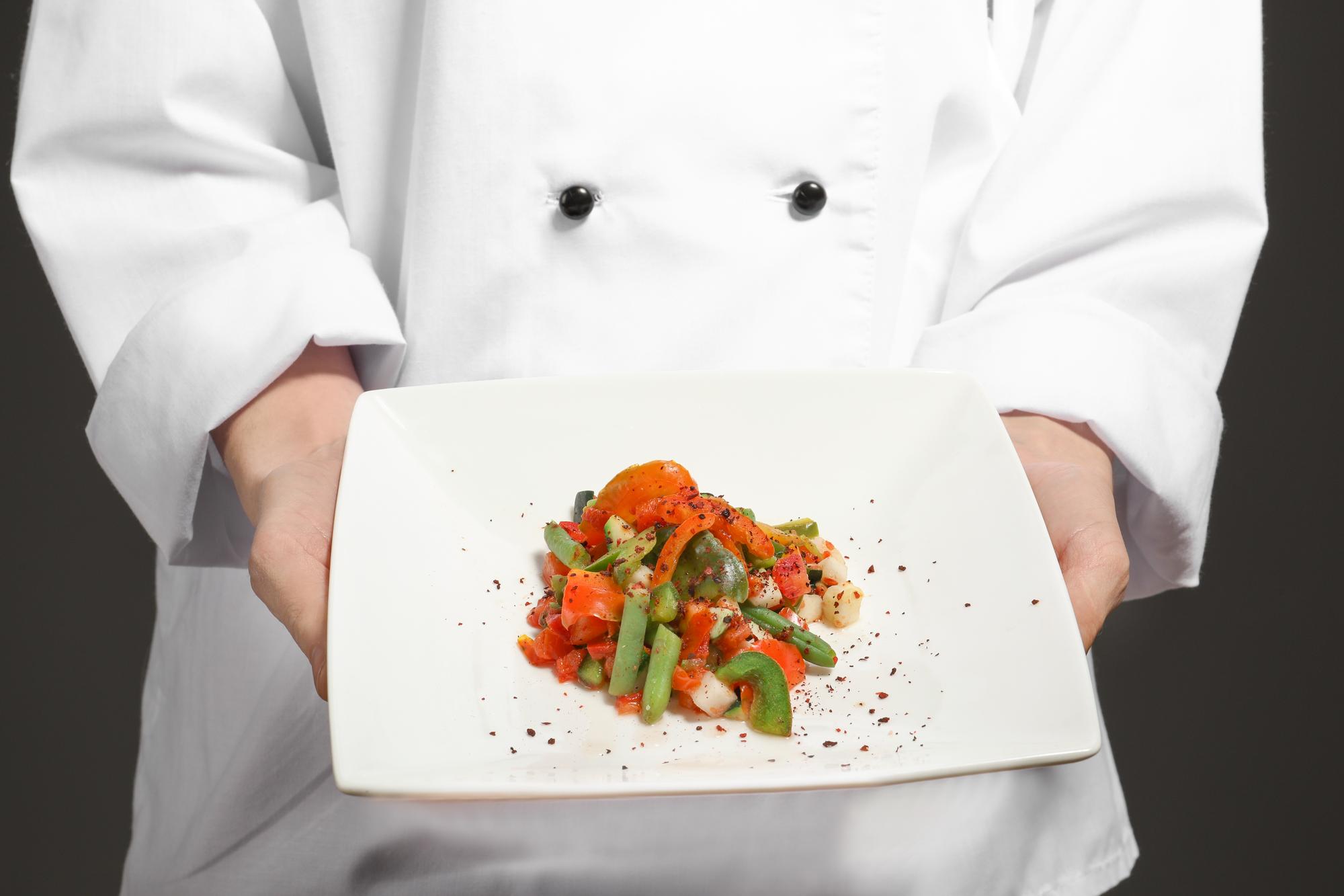 Chef che mostra una ricetta in cucina luminosa